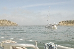 de ingang van de cove met binnen rollende deining 